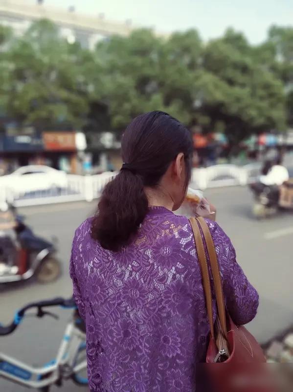 我小姨，75年生的，初中学历，19岁就来深圳打工。说真的我特别能理解她退休了