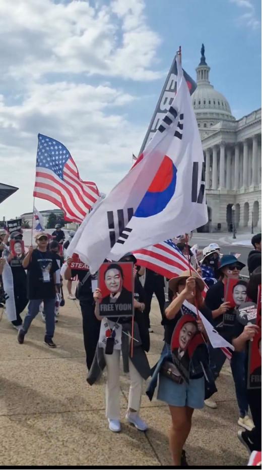 当地时间9月20日，一群支持尹锡悦的韩裔美国人（或韩国人）在美国国会大厦前搞了一