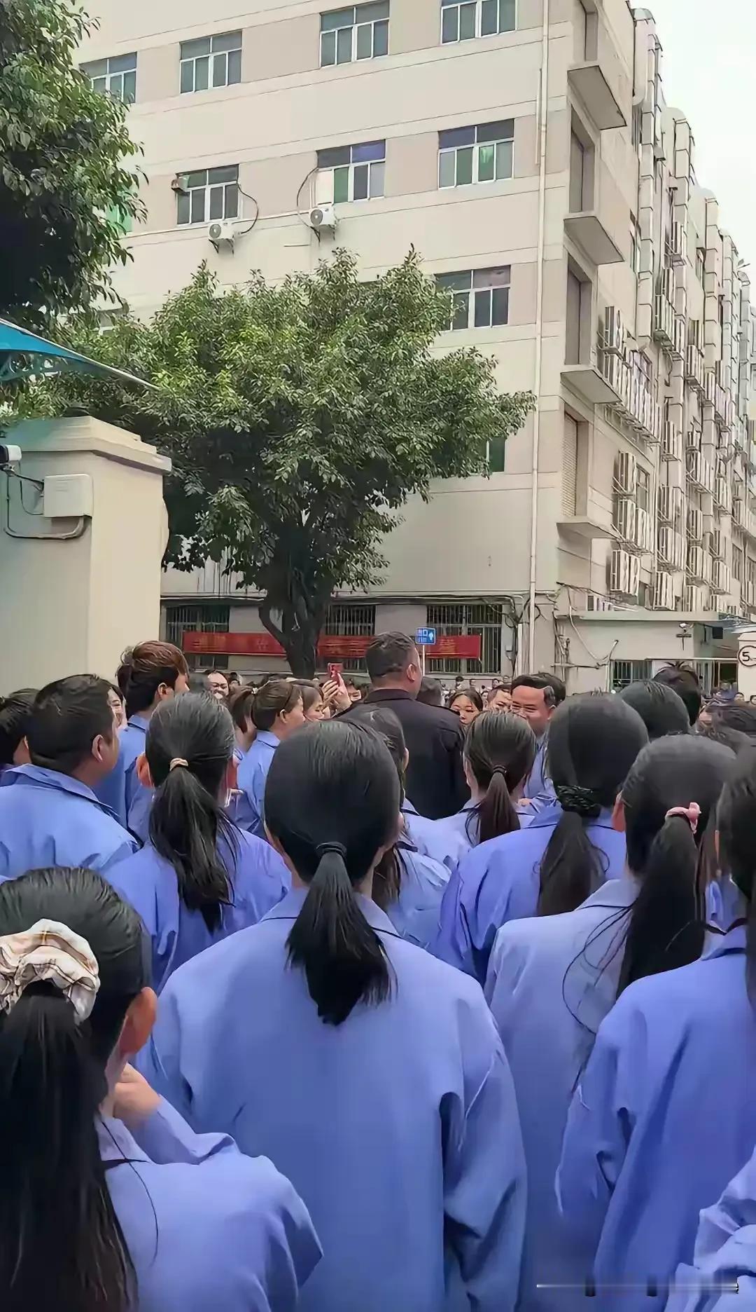 我们这一代打工人终将沦为历史的罪人与笑柄，只因短视与一己私利，人为地延缓了八小时