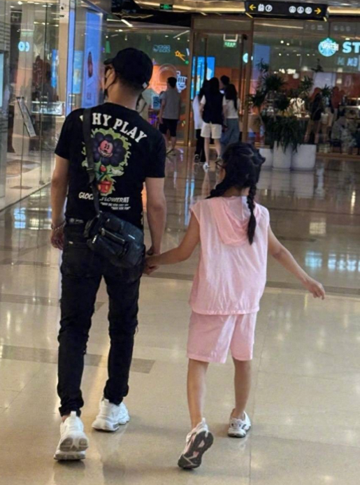 汪峰携儿女三里屯逛街亲子时光超温馨