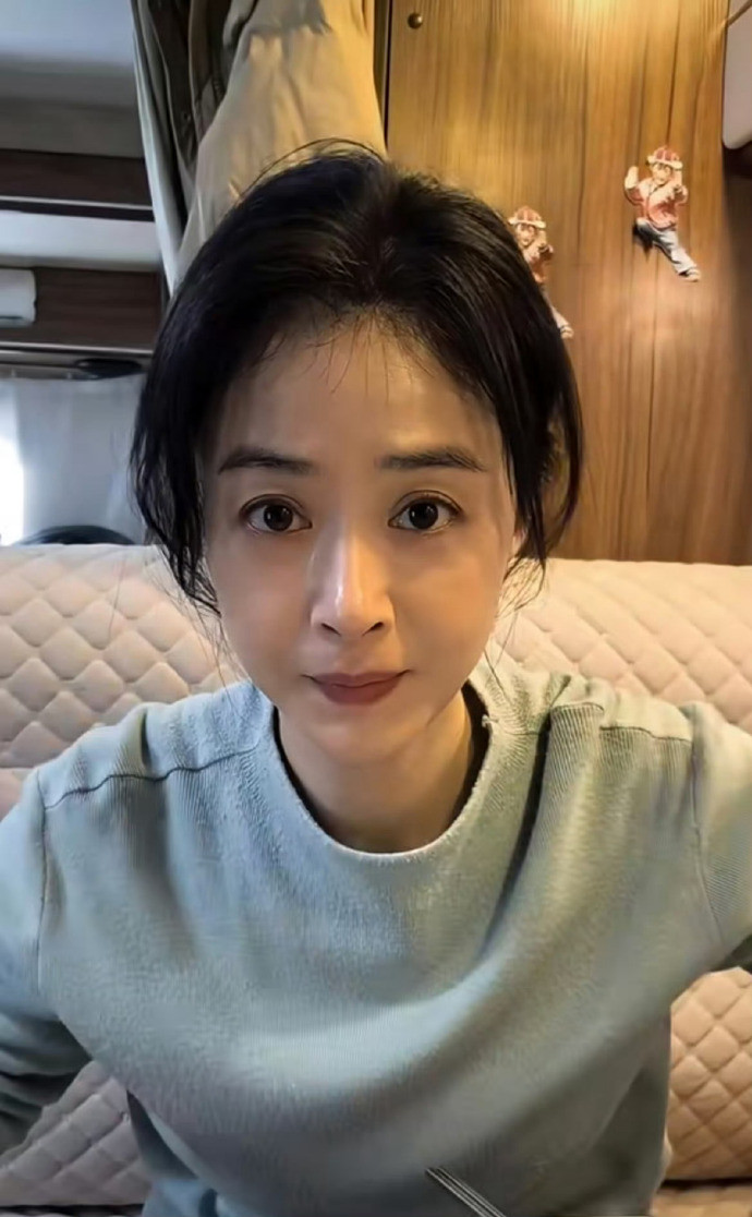 被嘲毛衣起球，蒋欣神回复亮了