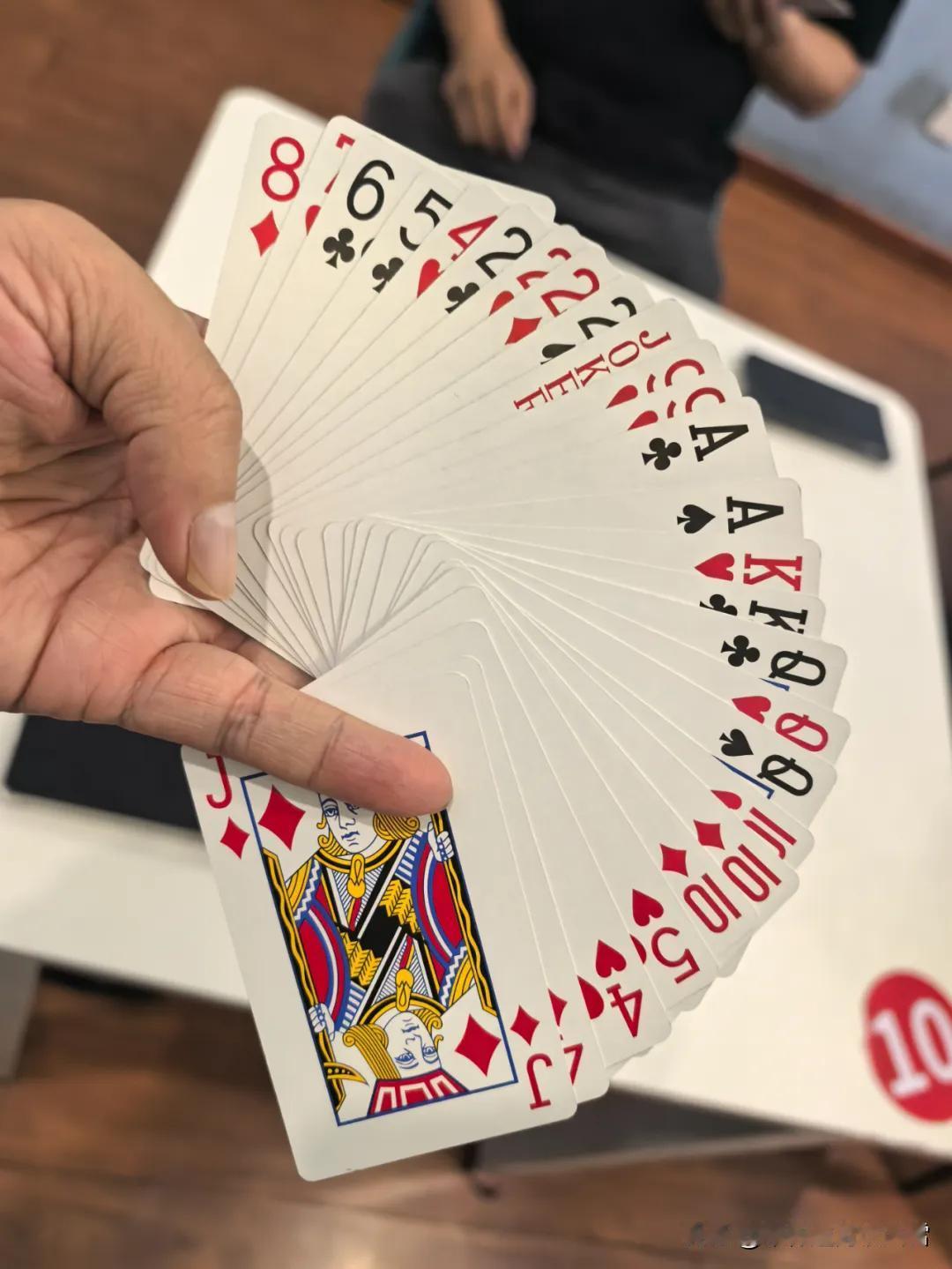 一则视频中说，领导干部之所以爱打掼蛋，是因为可以通过打掼蛋可以识人，并且编了“观