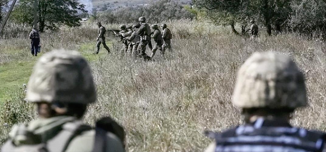 俄乌战场惊现劲爆场面，原本冲着高薪奔赴乌克兰的外籍雇佣军如今正上演“大逃亡”名