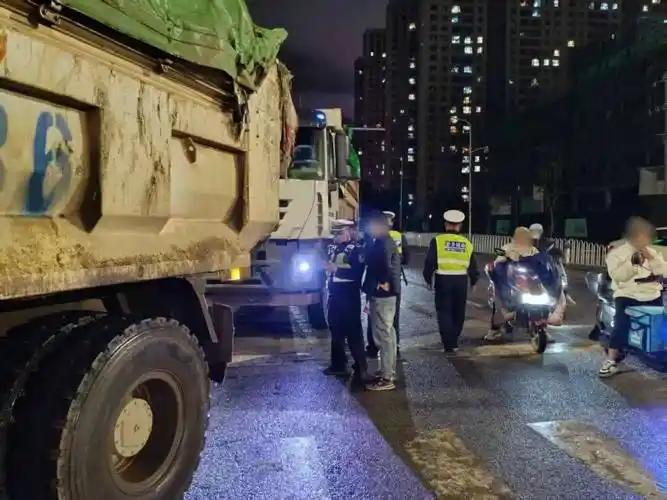 昆明网民反映刘家营渣土车晚上扰民严重污染环境的问题3月4日昆明网民通过人民网