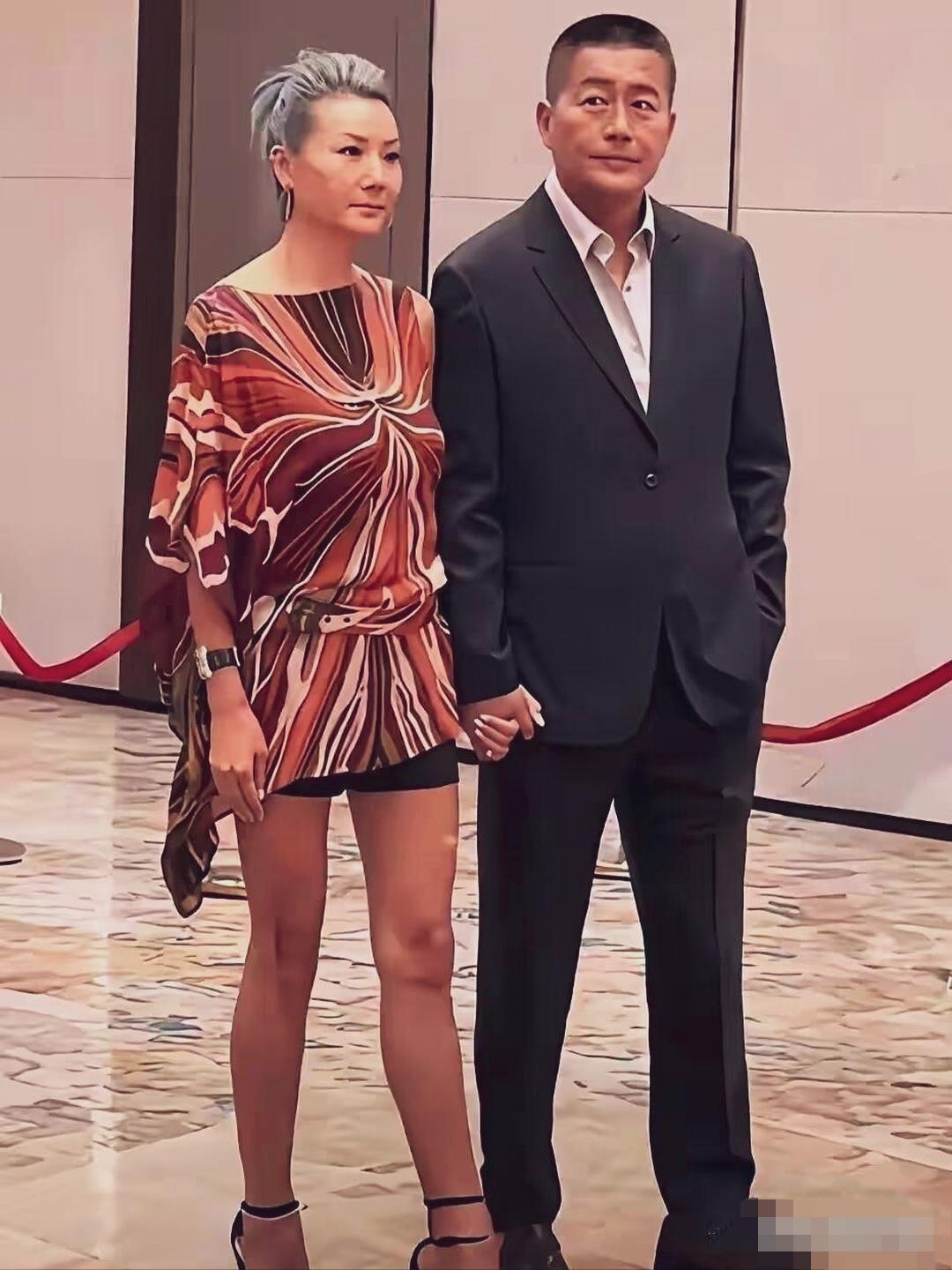高曙光一身简约西装沉稳大气，一旁的王玲银发造型格外吸睛，穿搭大胆前卫。夫妻二人