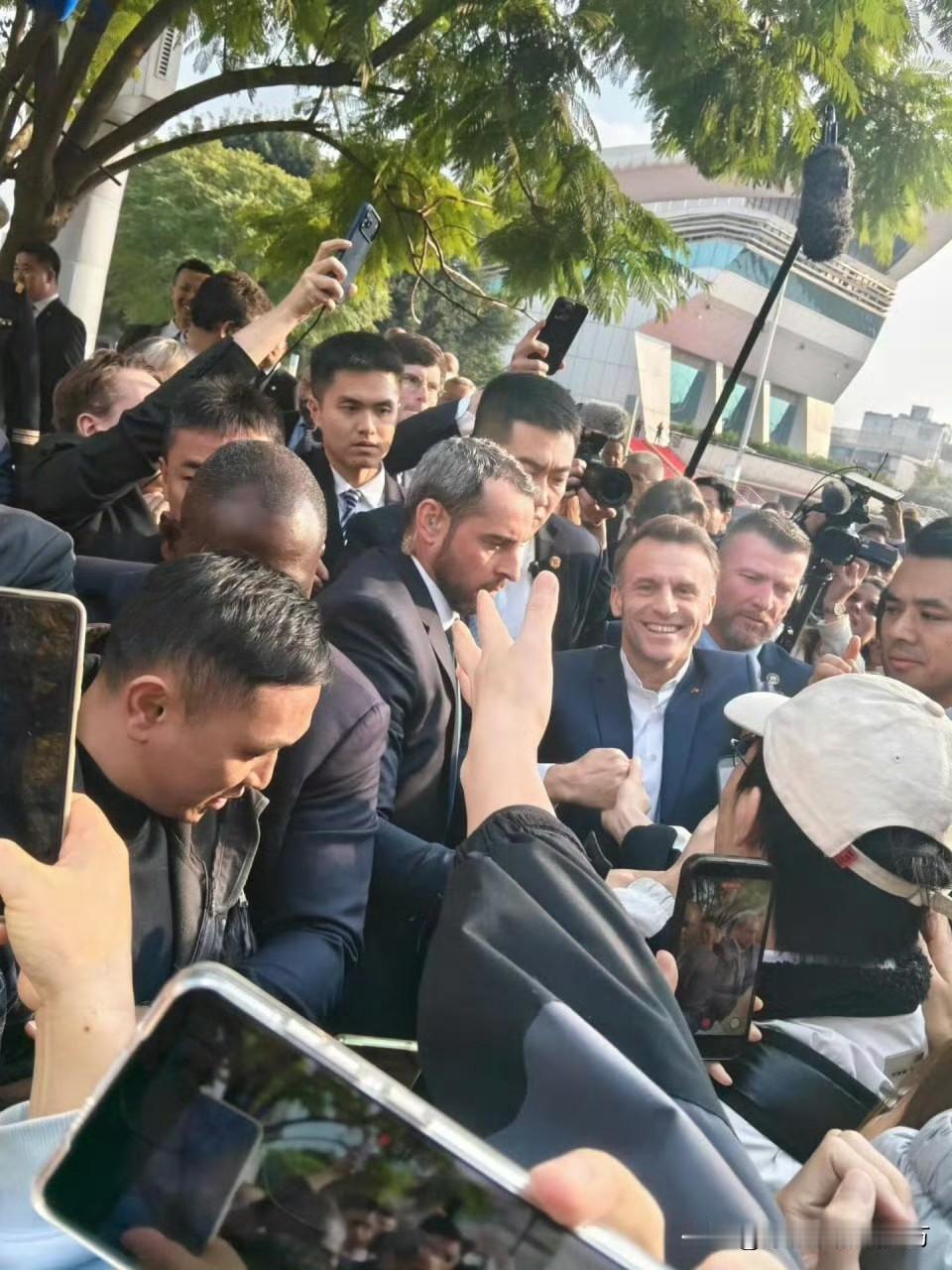 [呲牙笑]确实挺值的期待的——马克龙来成都，在当地很受欢迎（参见图1～4），他自