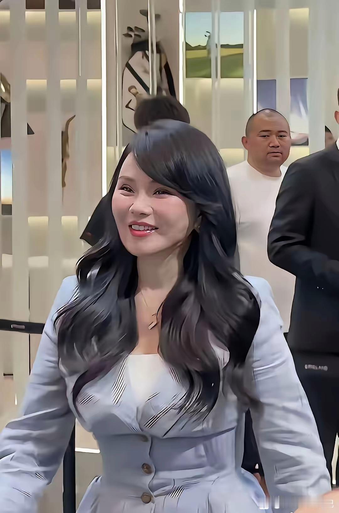 伊能静对自己也真够狠的，你看这小细腰，估计也就两尺不到。50好几岁的阿姨了，能