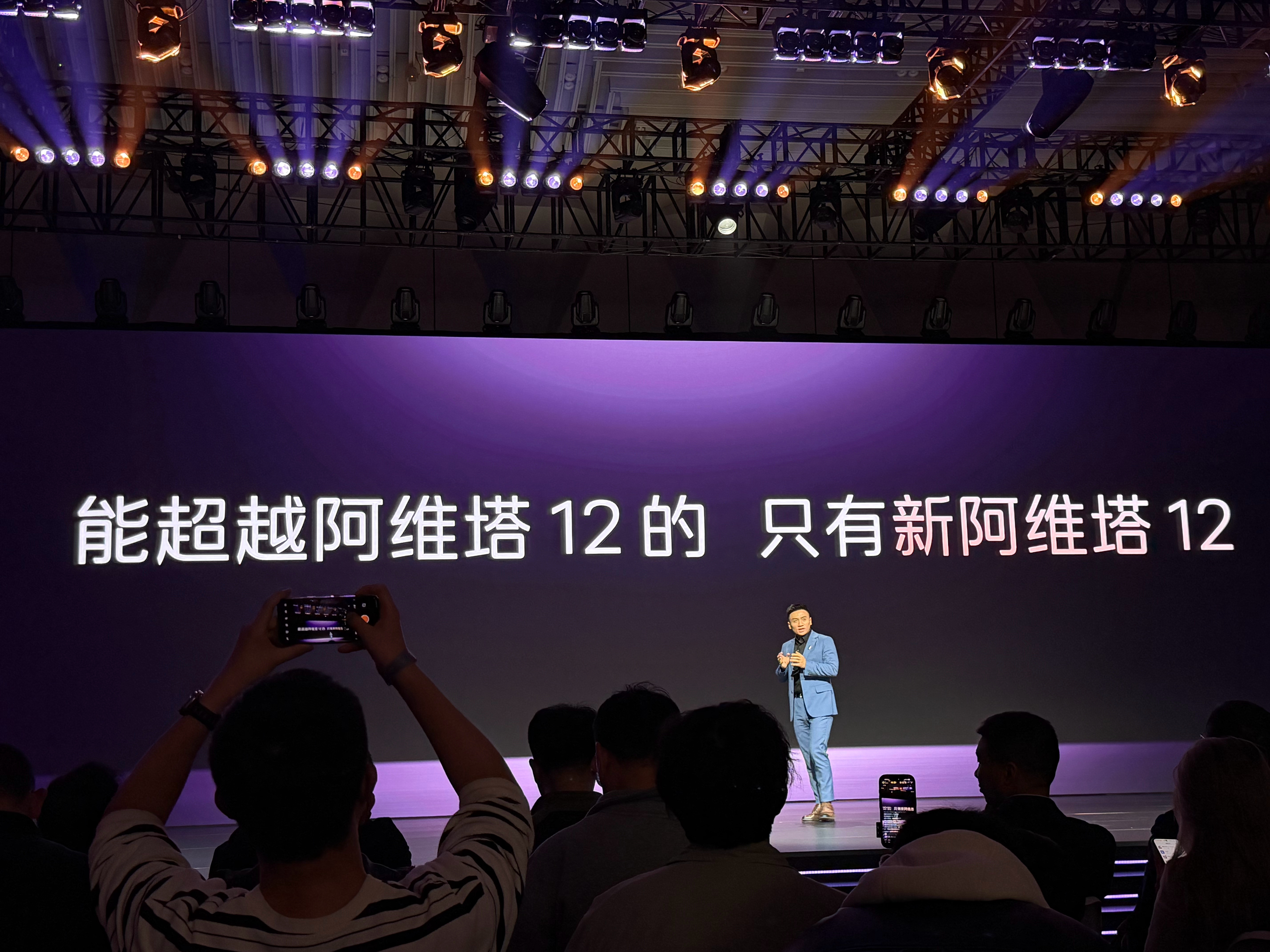 能超越阿维塔12的只有阿维塔12，三电机百公里加速时间2.71秒。新阿维塔12预