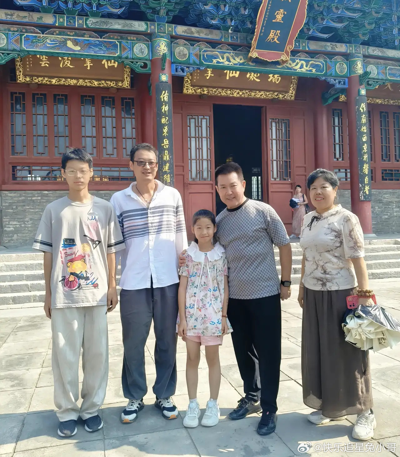 69岁元彪在华山西岳庙祈福被偶遇，他整个人变化好大，身材肥胖臃肿，一脸横肉，像一
