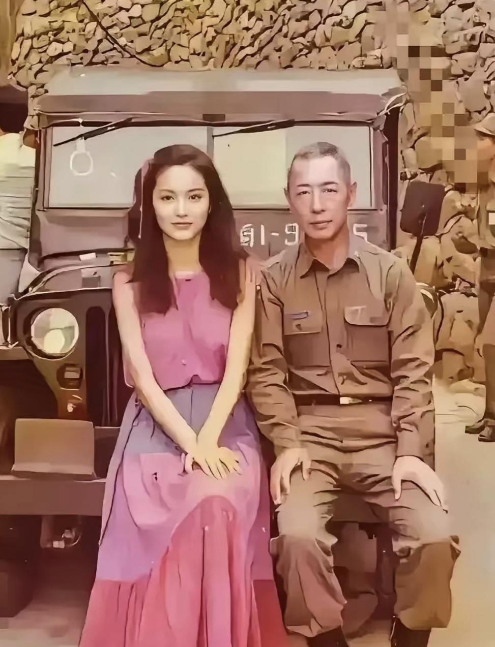 这是1980年林青霞与父亲的合影，不得不说，年轻时的林青霞真的是绝美，这妆容就