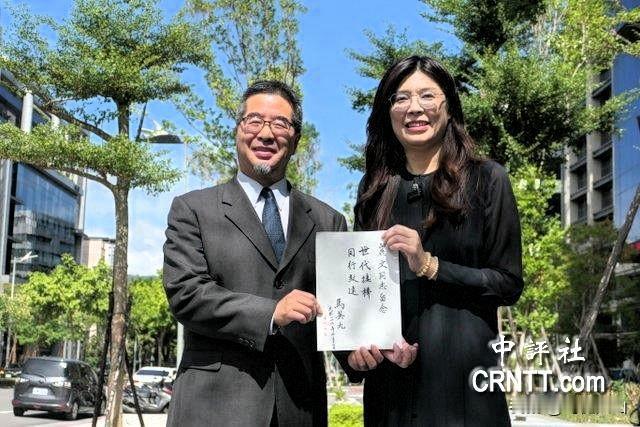 郑丽文获马墨宝特礼特挺，抵定乾坤10月17日，郑丽文中午拜会马英九，获赠亲