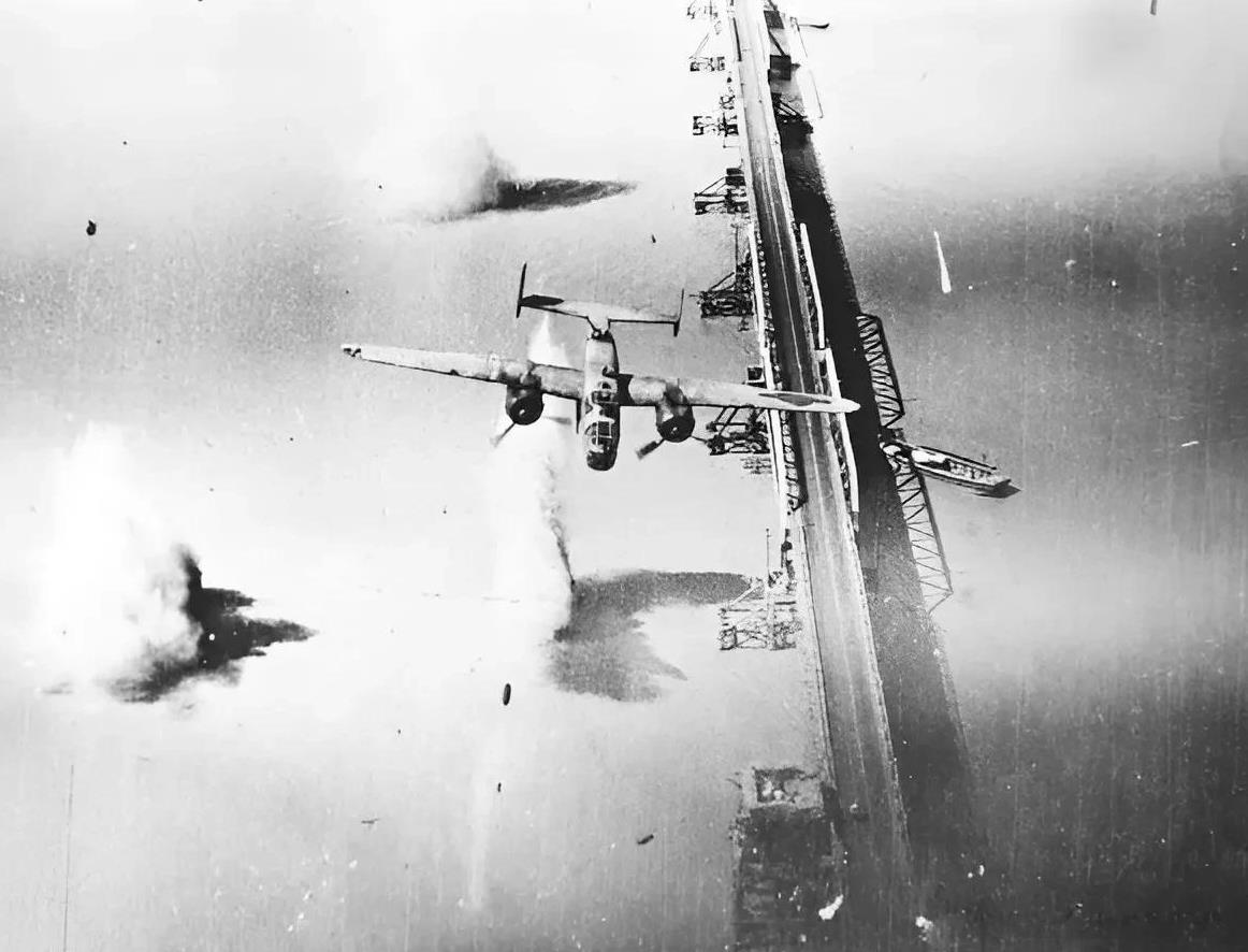 1944年，日军占领河南郑州，即将攻占洛阳。为了切断日军补给线，中美空军派出3架