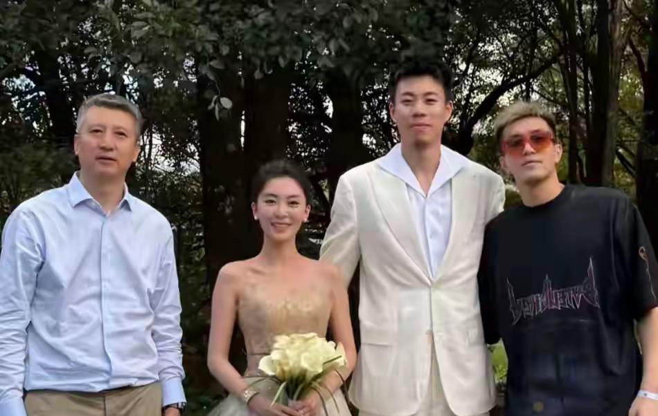 张镇麟的结婚仪式正式举办了，不过就目前来看，全运会的比赛，到场的俱乐部人员并不多