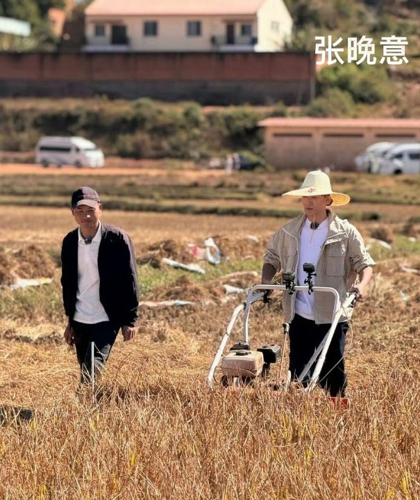 那英说：“龚俊，你经纪人够差劲的，怎么不给你接这种戏呢？”龚俊一边割麦子