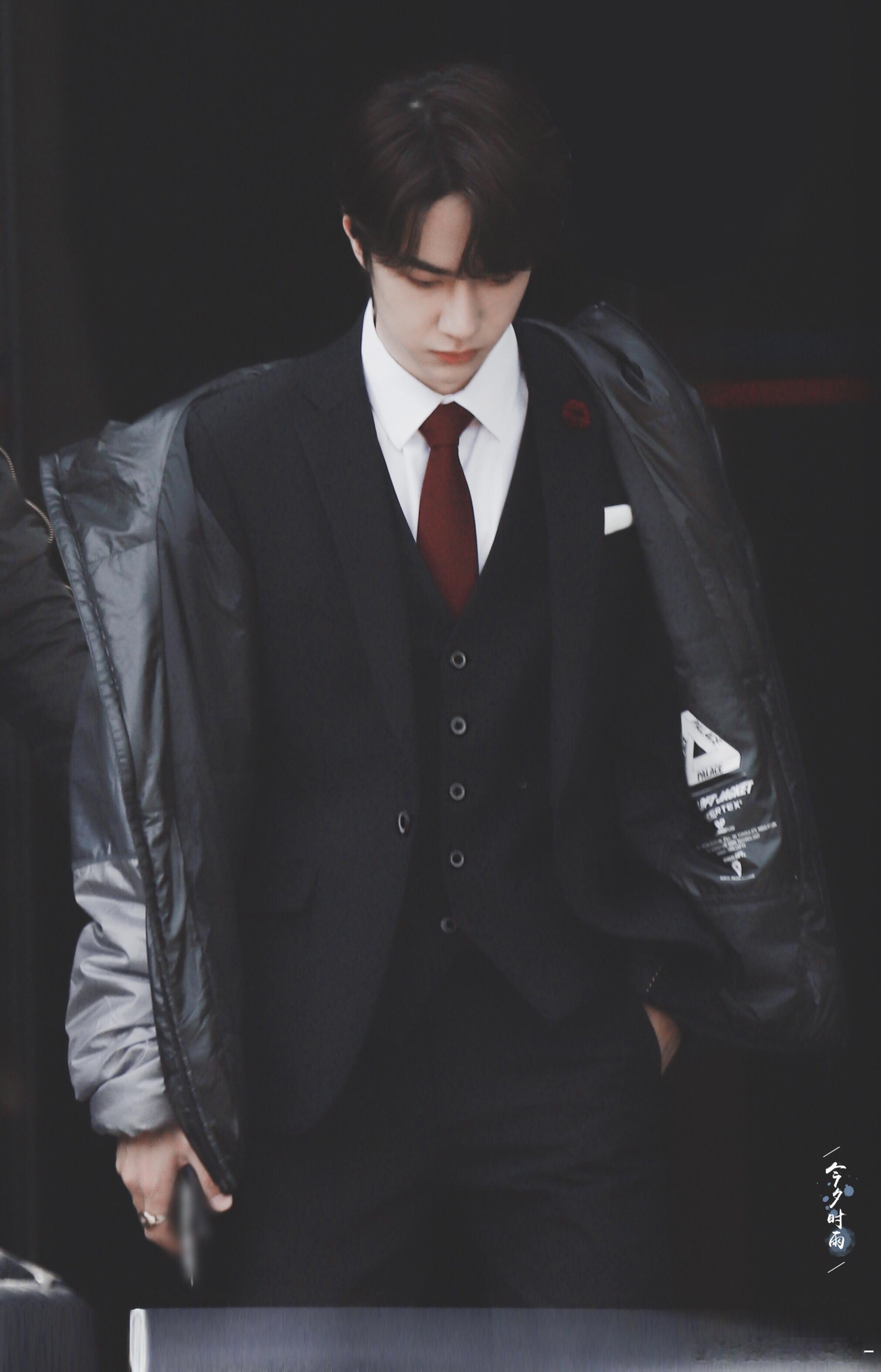 听说当年王一博这套图一出来兔区嚎了一栋楼好帅