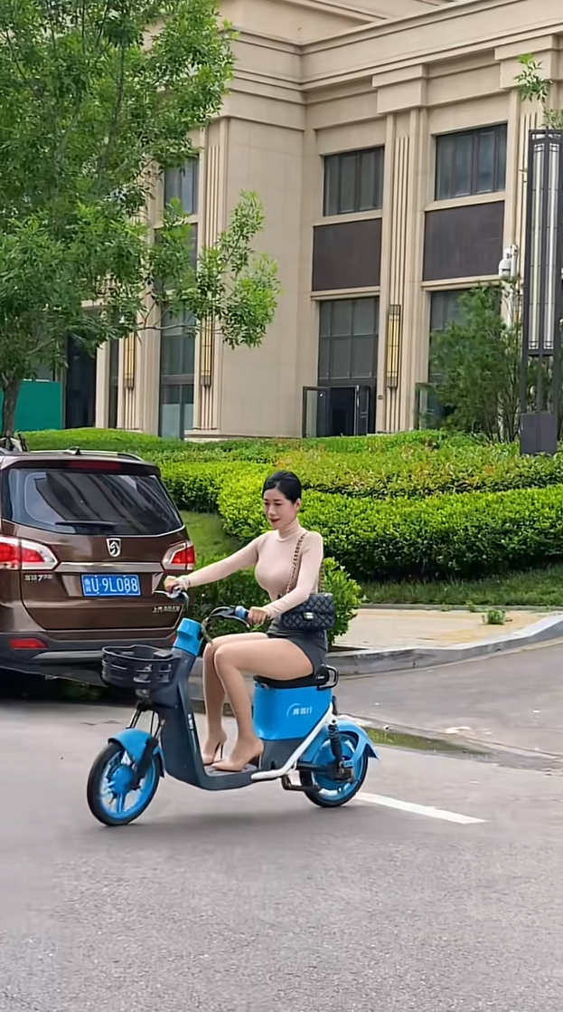 汽车旁边停电车是什么鬼！