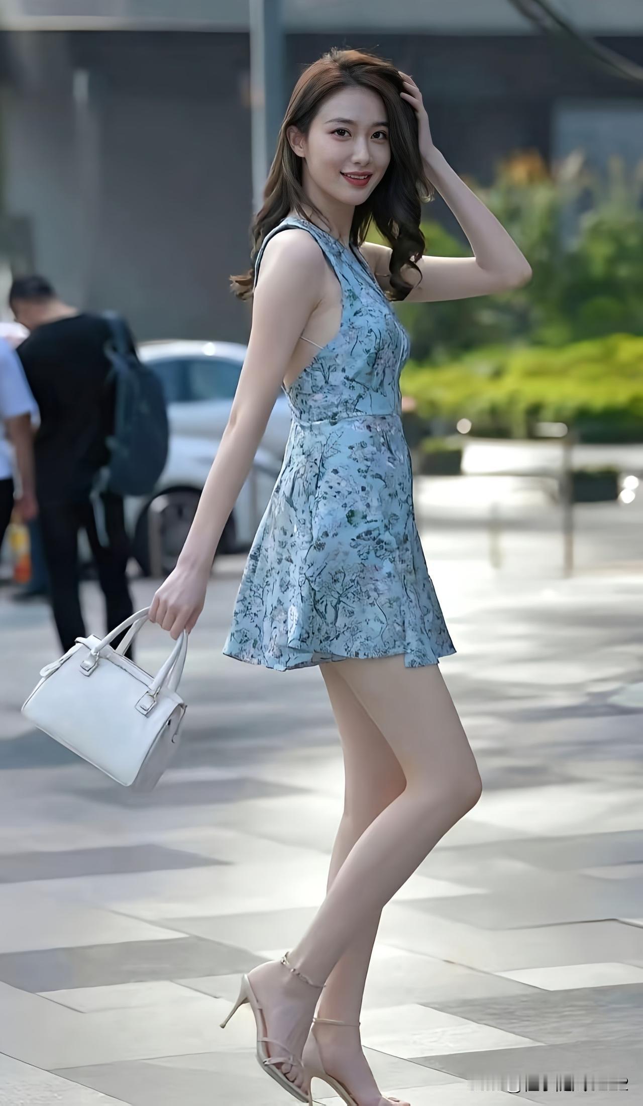 夏日穿搭指南🌞：轻盈蓝裙+白色手袋，甜美又时尚