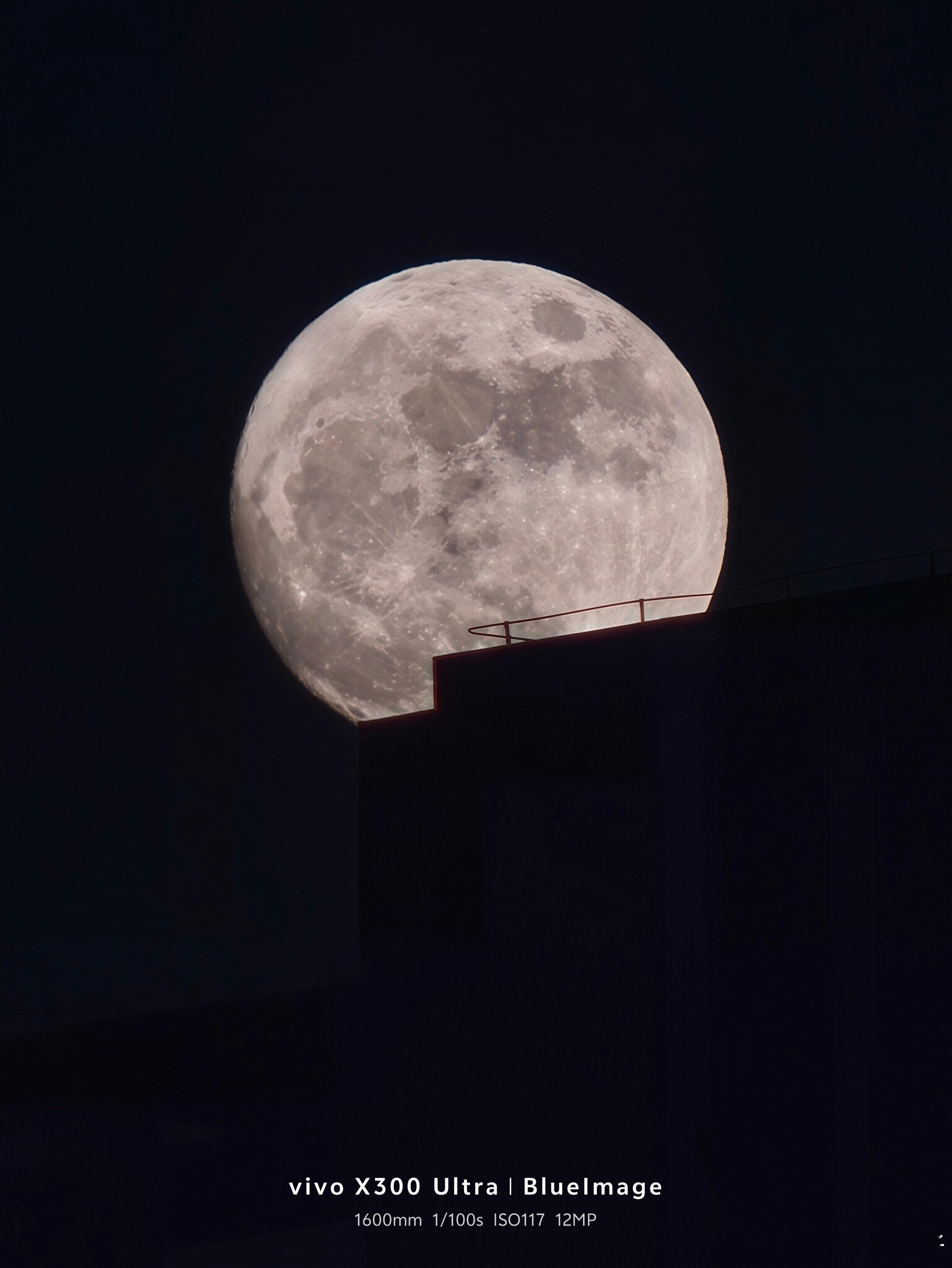 事实证明，想把月亮拍满屏幕，需要的是3200mm的焦段。儿子说今晚的月亮很大，让