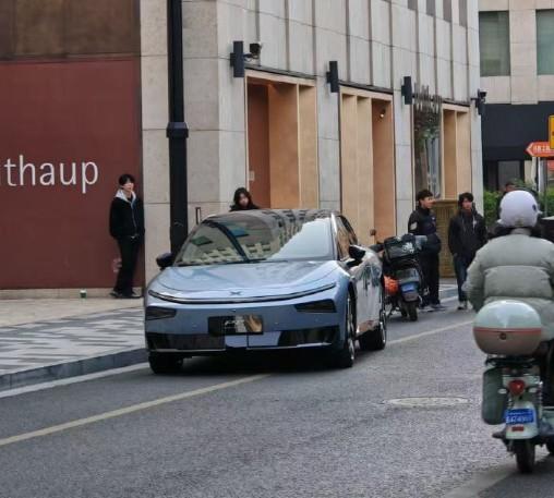 小鹏P7+（超级增程版）被网友拍到了。造型有所调整，尤其是尾部下包围增加了更多