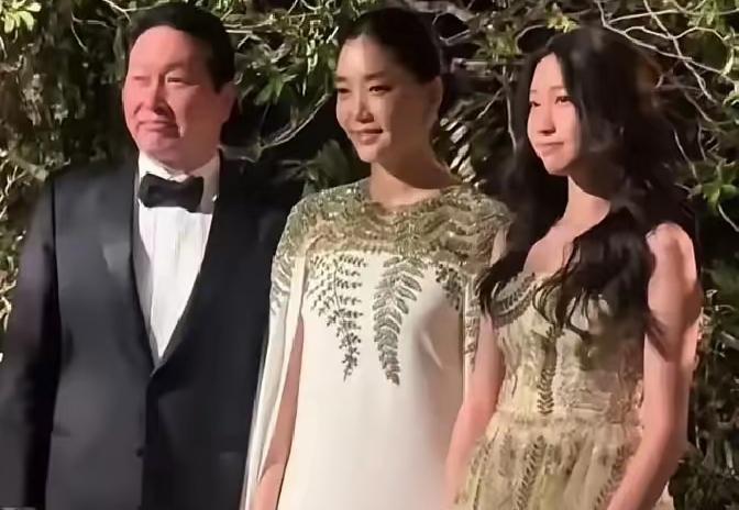 韩国SK集团那个会长崔泰源离婚案闹得沸沸扬扬，现在大家都在盯着他那个情人金熙英，