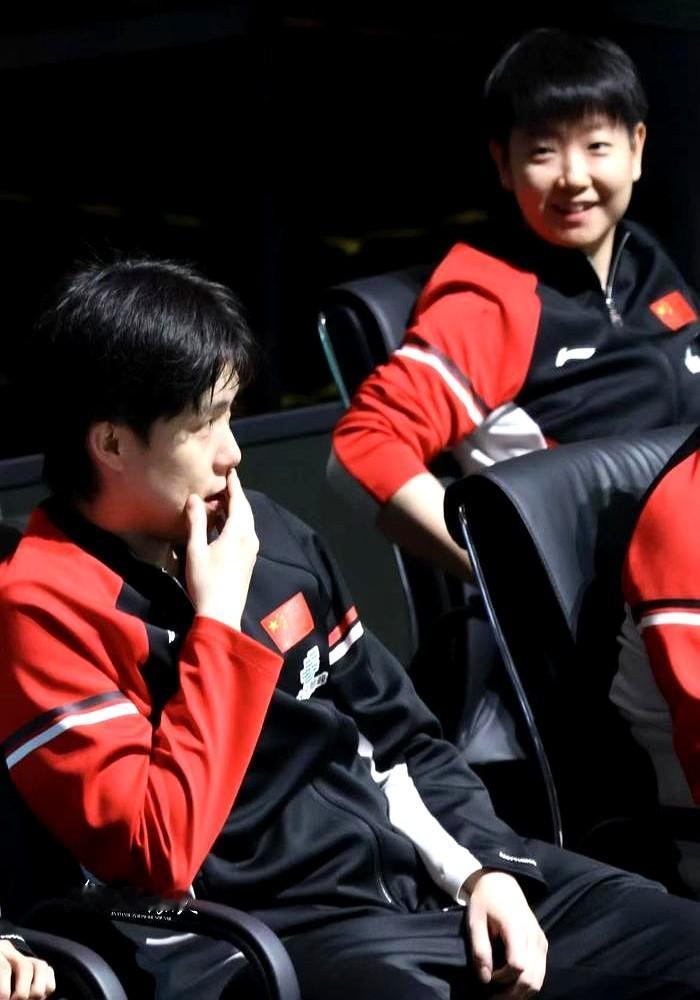 这照片真的是绝了！莎莎和王楚钦的互动满是默契，训练递水、大赛鼓励、日常支撑，