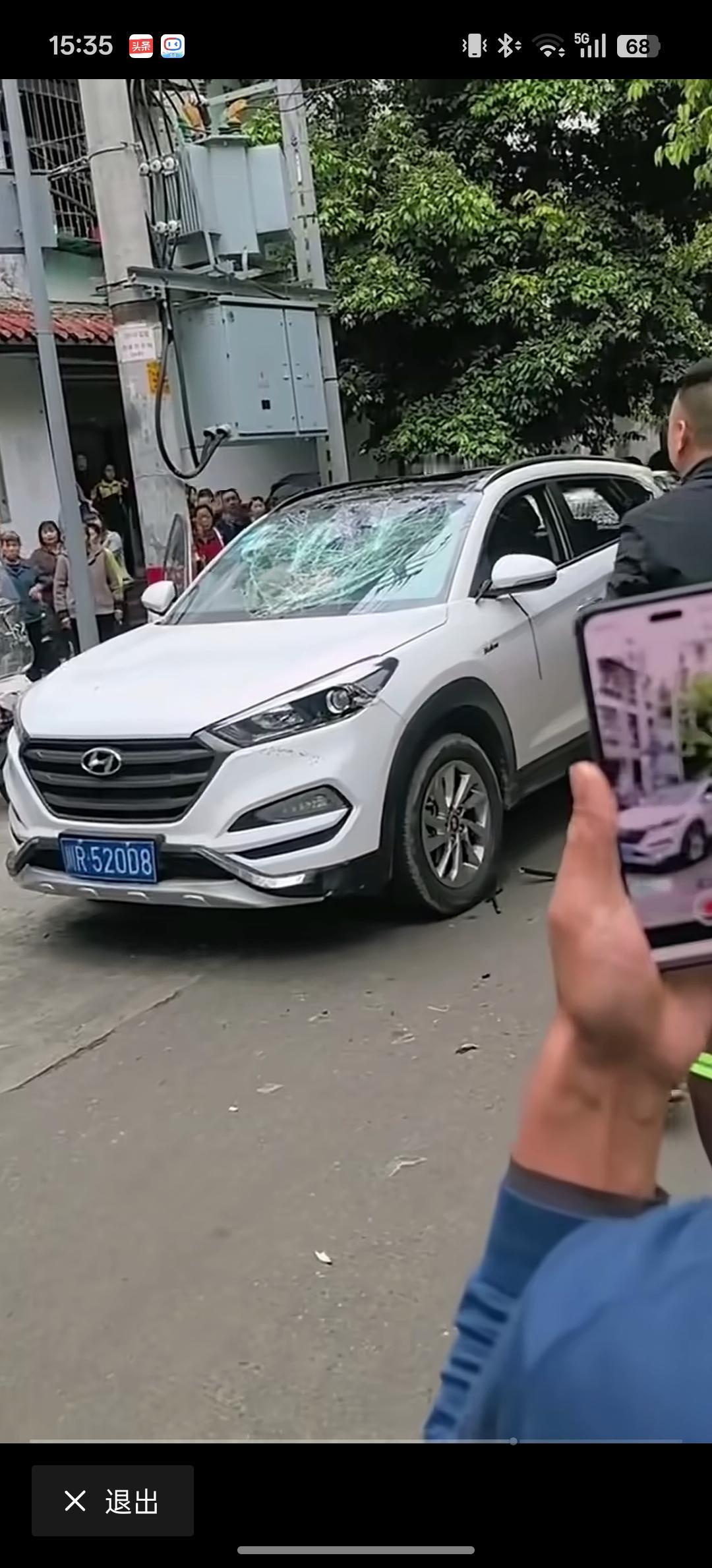 徐某骑着摩托车途经一个学校门口的时候，交通拥堵的非常严重。这个时候有一辆白色轿车