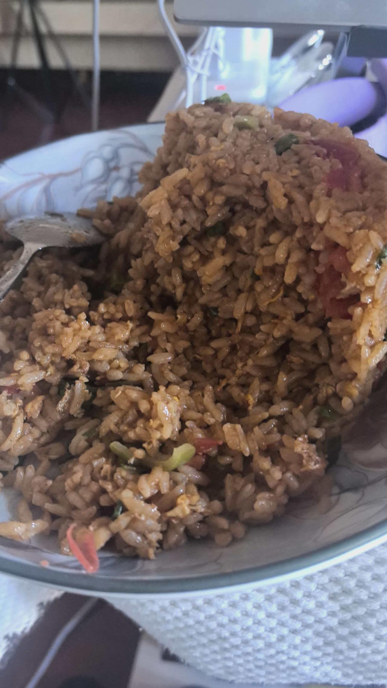 早上突然想吃蛋炒饭，于是媳妇在美团上点了一份，又顺手点了两个水煮蛋。可是当我把