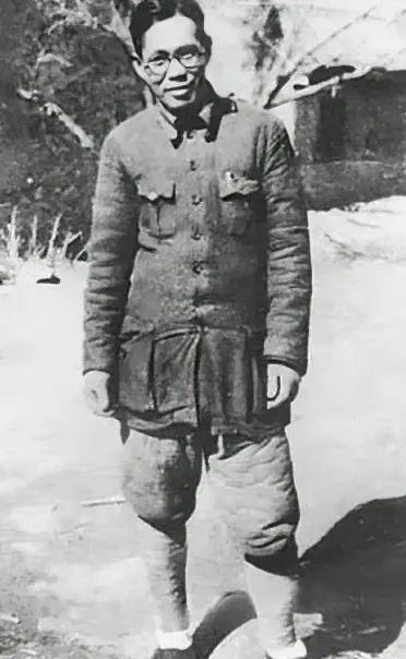 1946年，胡宗南俘虏了359旅的高材生刘亚生。他大喜过望，对身边的美女特务说：
