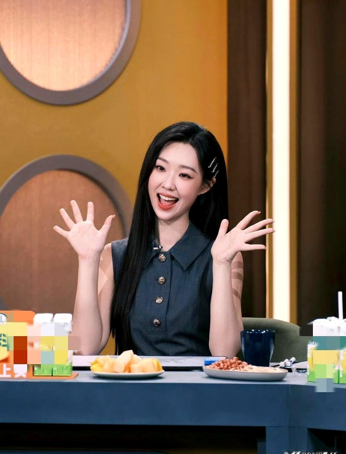 粉丝休学打工，手上烫出疤做的礼物，管乐转手就送给相亲男，还说是“专门为你准备的”