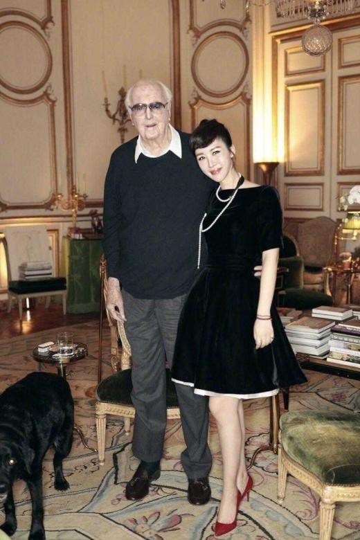 田朴珺两张照片，一张是她和老外合影，年轻貌美的她衬得老外愈发衰老。一张是她和王石