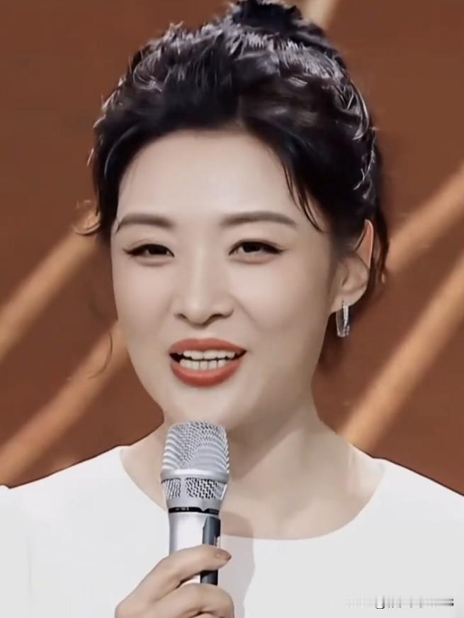 连续16年主持央视春晚，周涛端庄大气，声音是“国泰民安”的年味符号。如今跨界演员