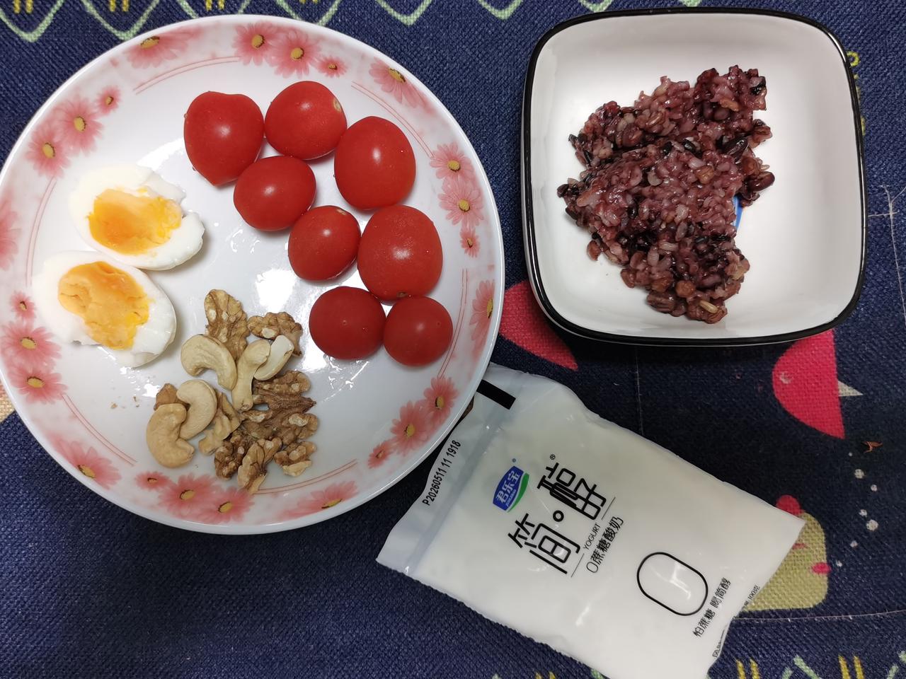 终于熬到退休，本以为可以天天睡到自然醒，吃香喝辣享清福，可谁成想，高血脂却不请自