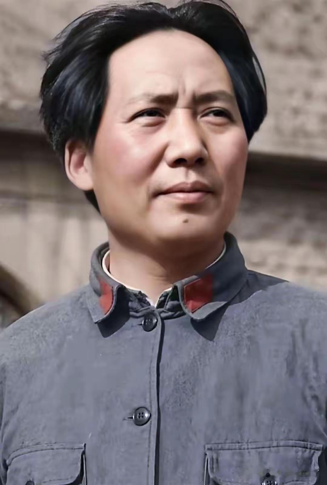 伟人坚毅的眼神望向祖国大地，只为守护祖国人民的幸福与安全。