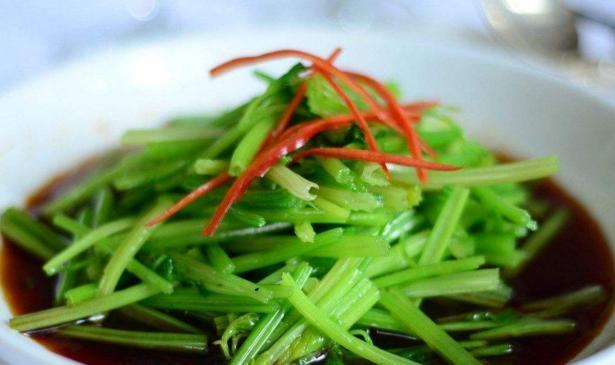 冬天养生就要常吃芹菜, 降血压稳定血糖, 食疗效果特别好!