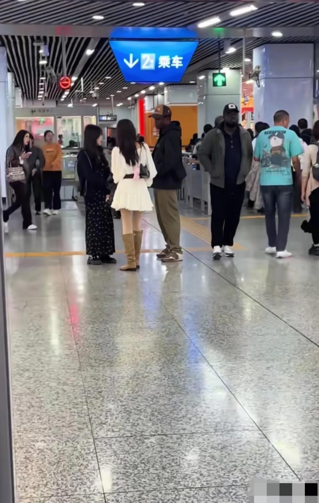 以前我一直默认中国女生都是“慢热含蓄款”，遇见喜欢的人只会偷偷偷看，连主动搭