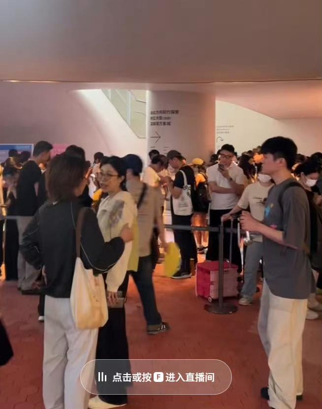 茶颜某色深圳2店开业，一杯不到20块的茶，竟然被黄牛炒到140块一杯，却