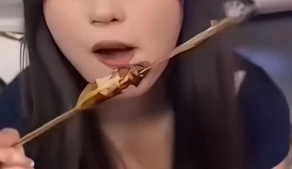 清醒！辽宁三女孩半夜吃烧烤，快吃完了临时叫上男生喝酒，结果被男生拒绝爽约，结账时