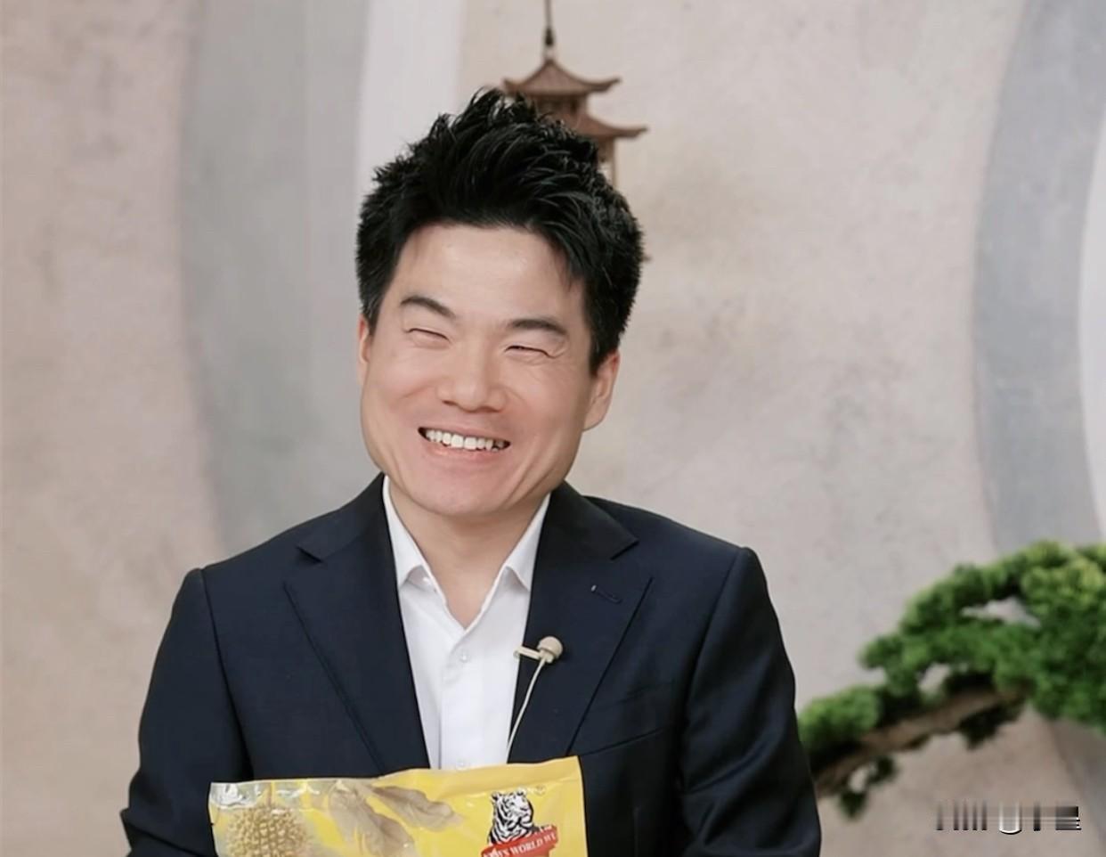 “白天闲来游四方，晚上熬油补裤裆”这是董宇辉小时候被妈妈批评的话有人