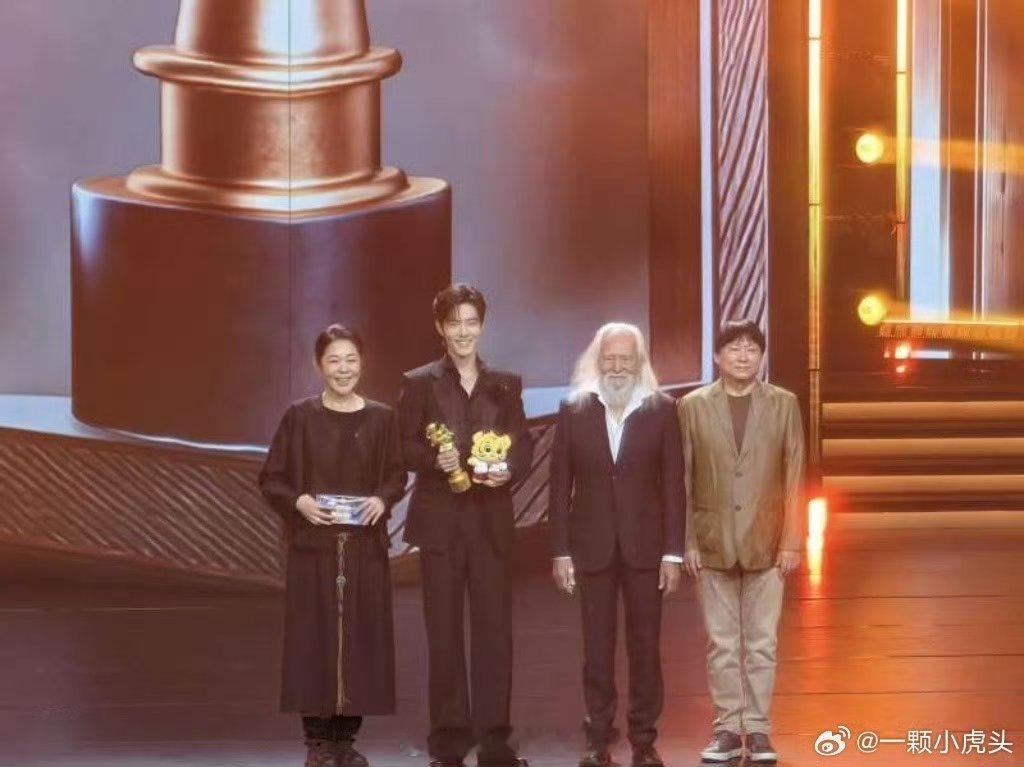 肖战大影节影帝哭了，战战这几年辛苦了太不容易了愿你以后一如既往勇