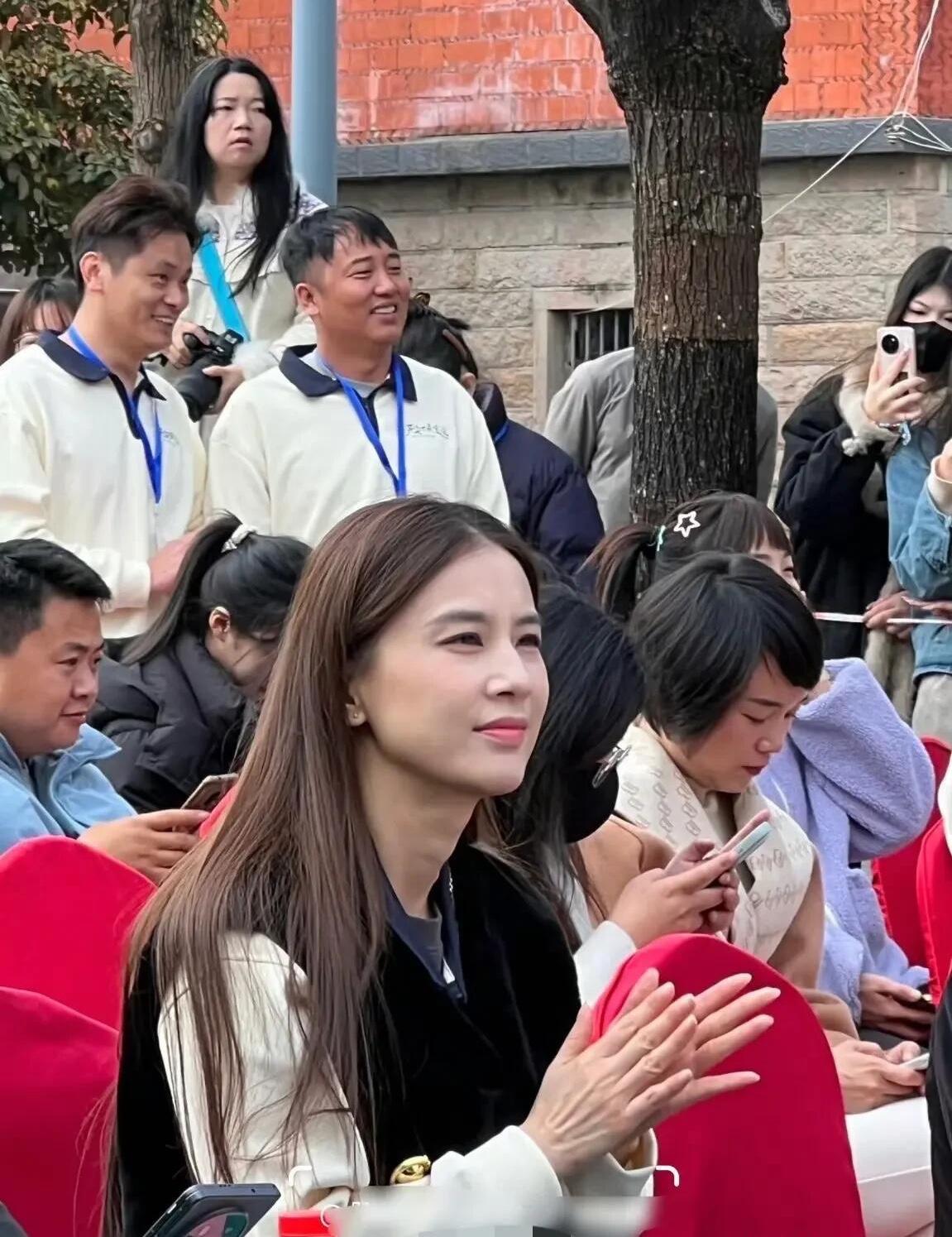 这么大一个明星，怎么也在这种小地方搞商演呢？本人穿搭低调，化着淡妆，长发飘飘的，