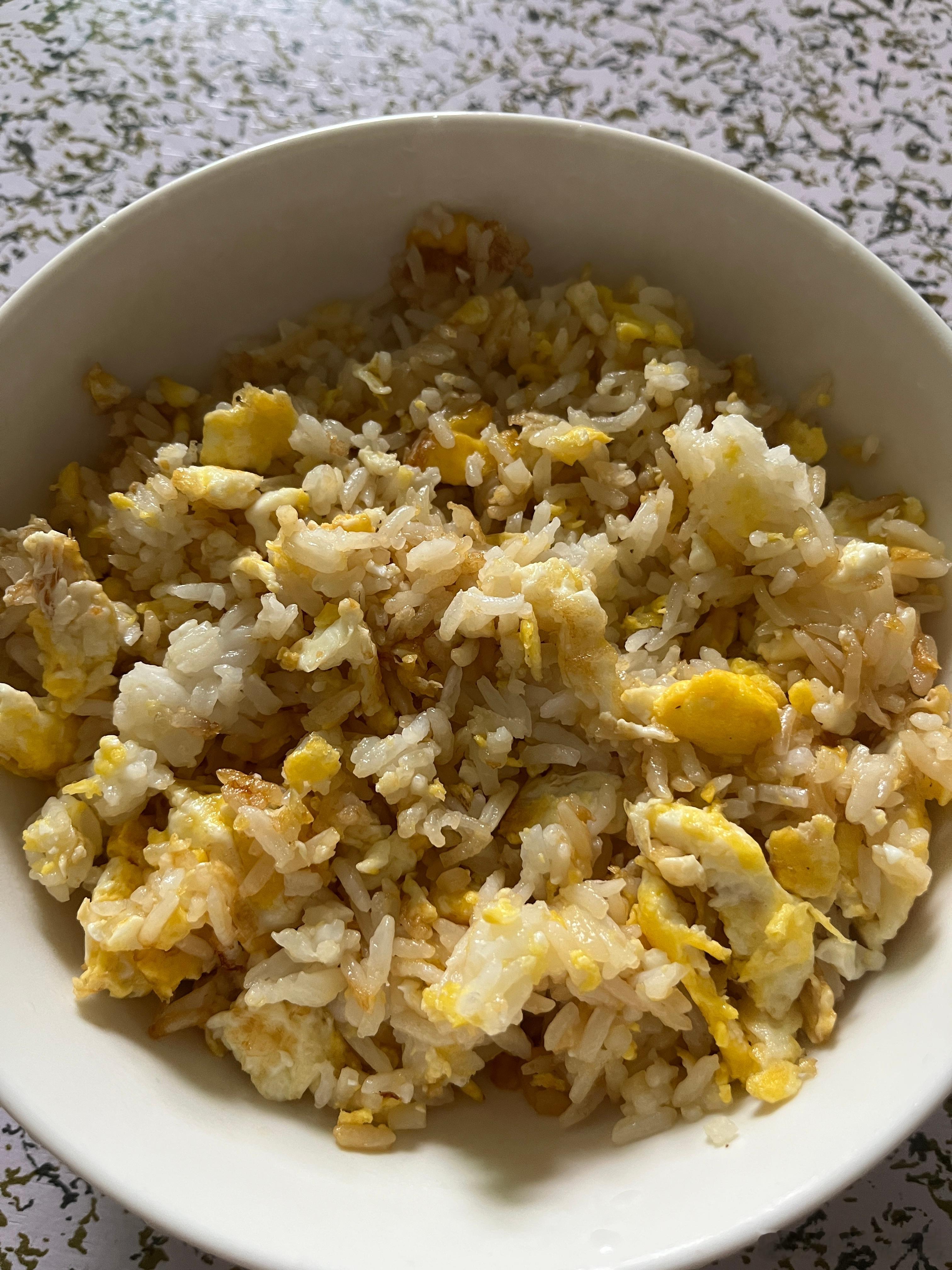 今天又吃多了，昨晚给细狗留的饭，他都没吃完，我这个人有个毛病，看不得浪费，倒掉多