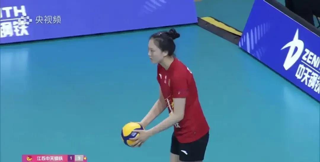 别庆祝太早，江苏女排这场胜利藏着一个定时炸弹。范泊宁1米92的身高扣球，对手