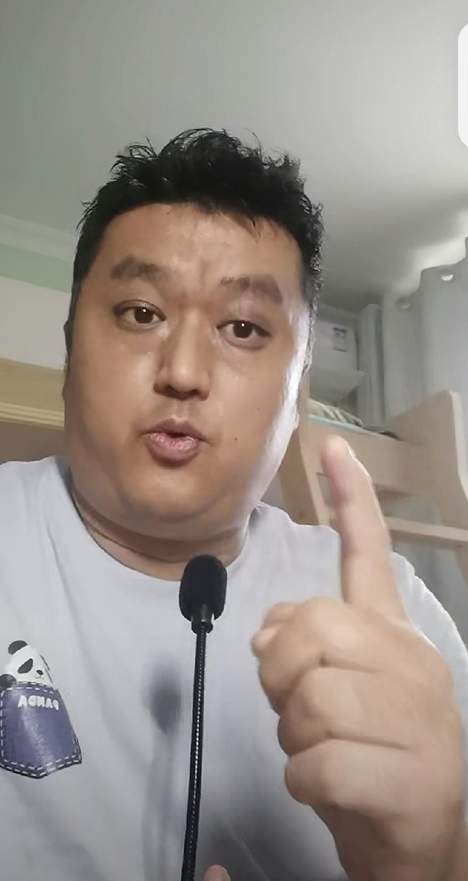 公式相声李宏烨今天特别高兴，他说“主要是看到蒋方舟被罚了，特意开直播庆祝一下。”