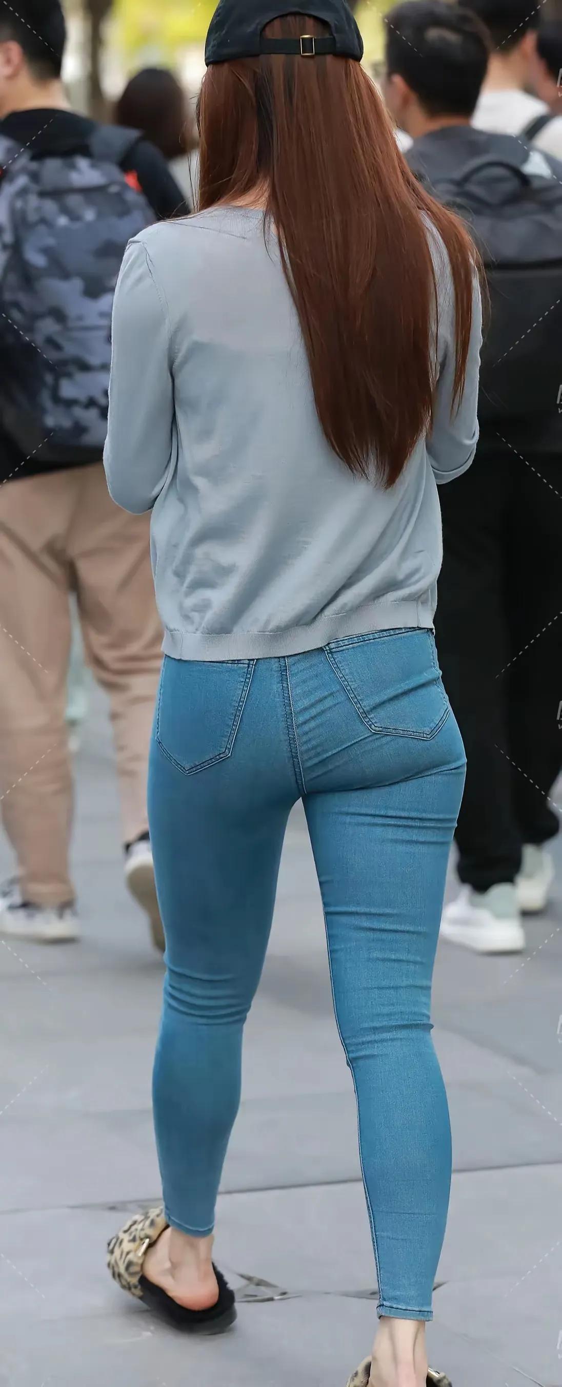 蓝色牛仔裤与灰色上衣美女的完美搭配30岁的女性如何穿衣才不会显老腿粗的女生怎么
