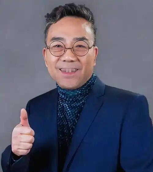 粉丝问杨议，何庆魁过生日你怎么没去，他笑着说，那个时候我太忙了。何庆魁的儿子