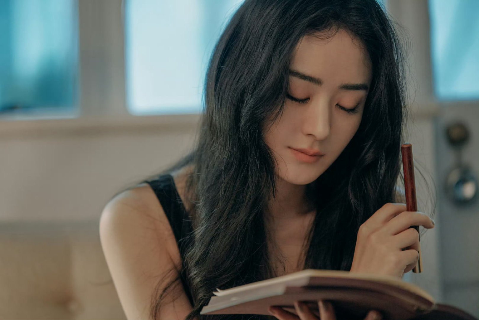 #赵丽颖#“最想从事的职业是作家，就是坐在家里”这样的“作家”怎么能让人不着迷呢！​