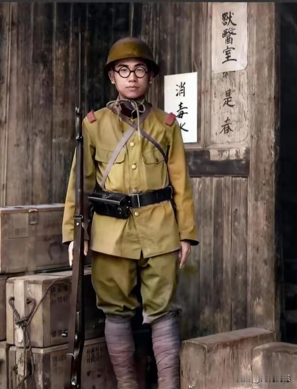 这个日本鬼子的身材不是很高，他拿着这把带着刺刀的枪，都已经超过他的身高了，这个日