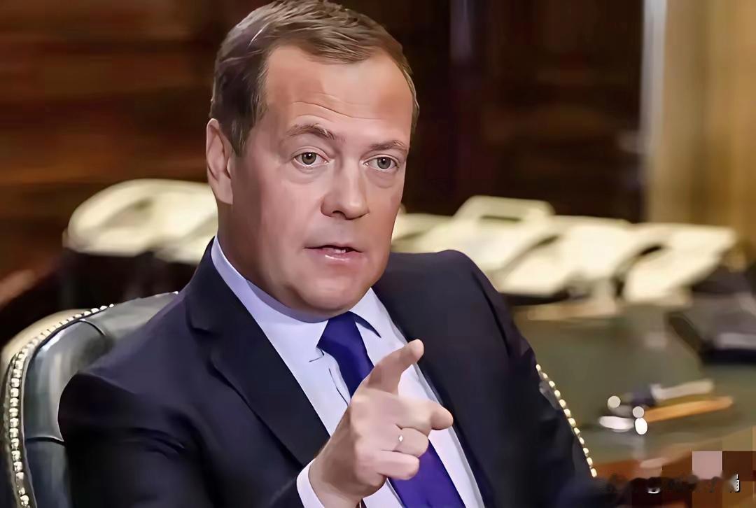 正当美国妄图染指丹麦格陵兰岛，而丹麦表示不同意之际，普京这一招——向任何美国对手