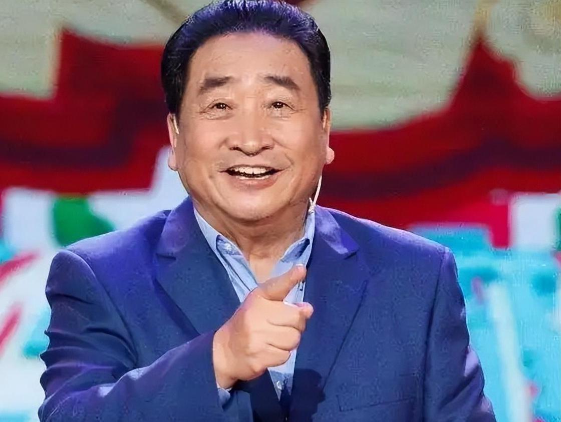 姜昆加州别墅的圣诞树亮了。红头文件墨迹未干，太平洋对岸的彩灯先闪了起来。反三