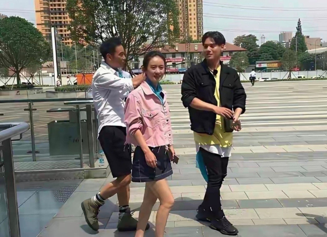 这是早期的赵丽颖吗，没有滤镜少女感浑然天成，路人原相机完全扛打。